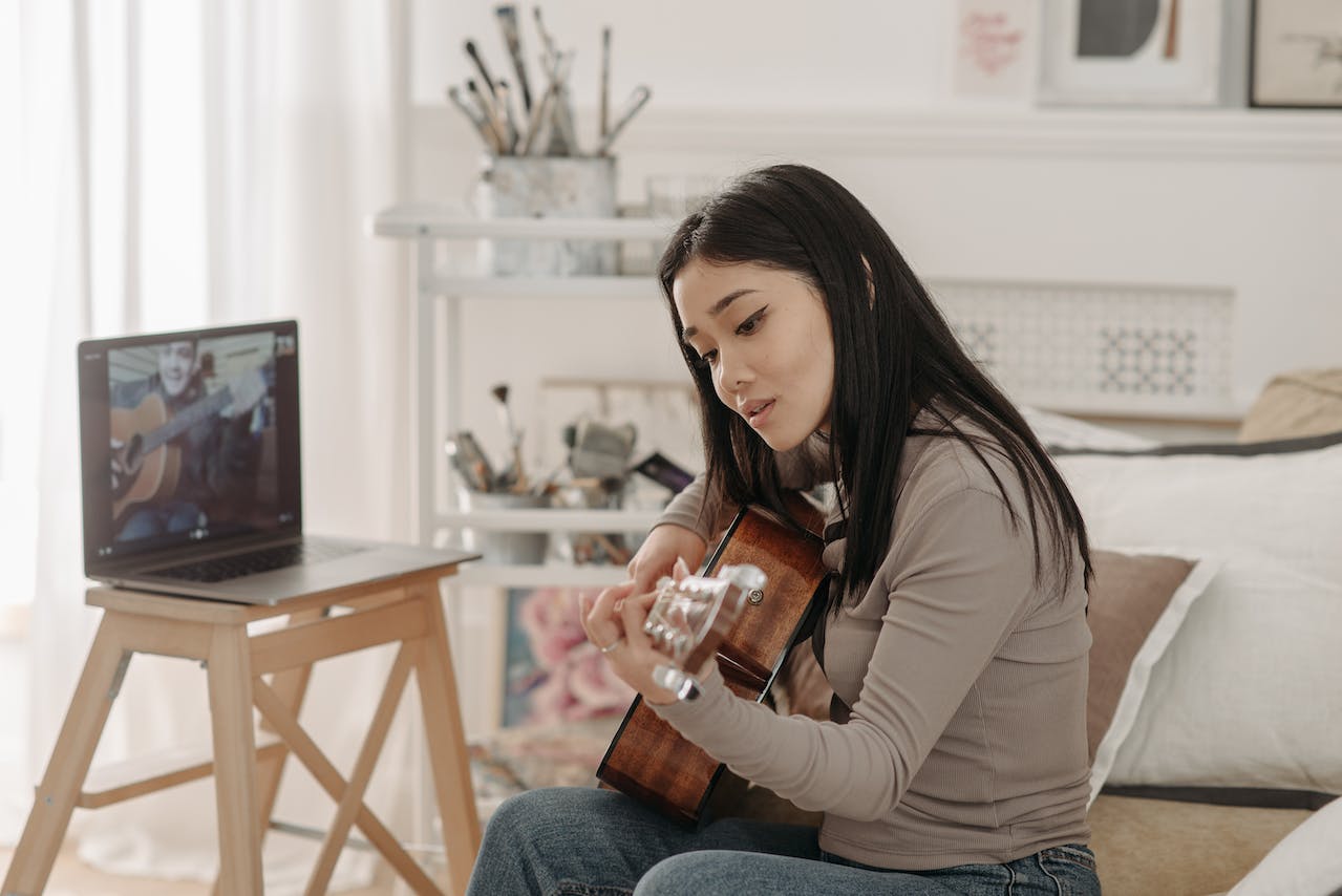Acoustic Guitar Lessons Online